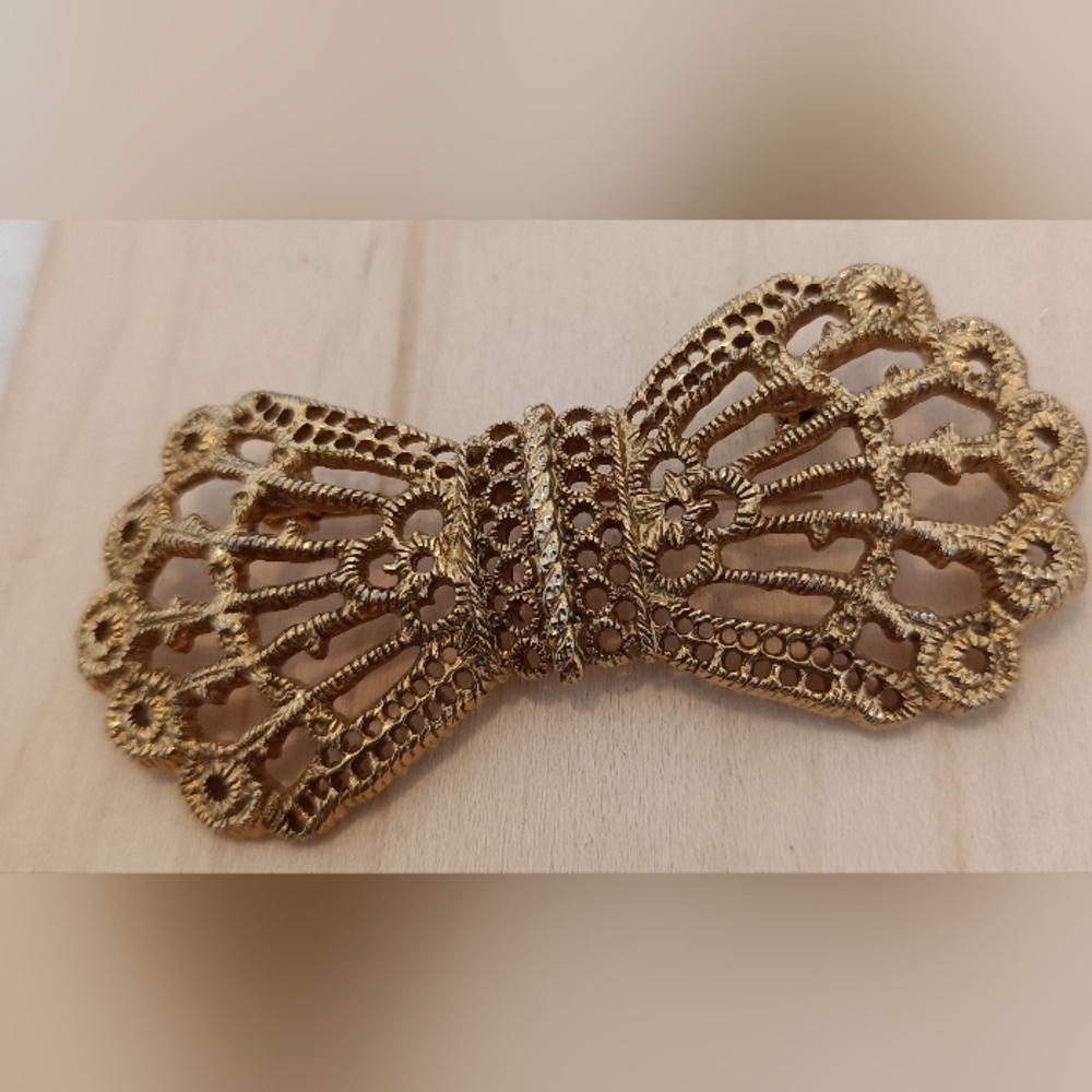 Gold Filigree Bow Brooch - Elegant Vintage-Inspired Statement